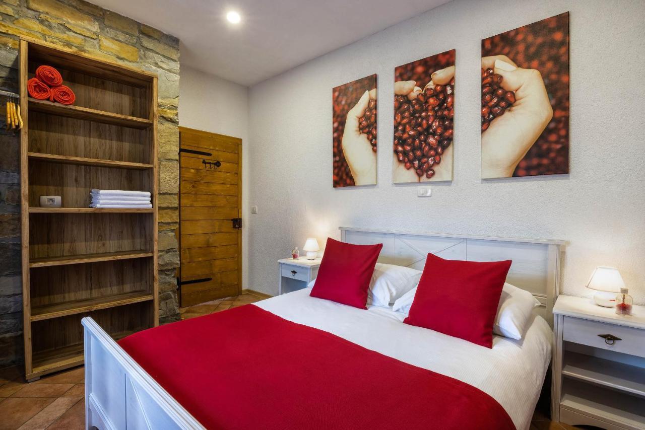 Ferienwohnung Tourist Farm RED FAIRYTALE Marezige Exterior foto