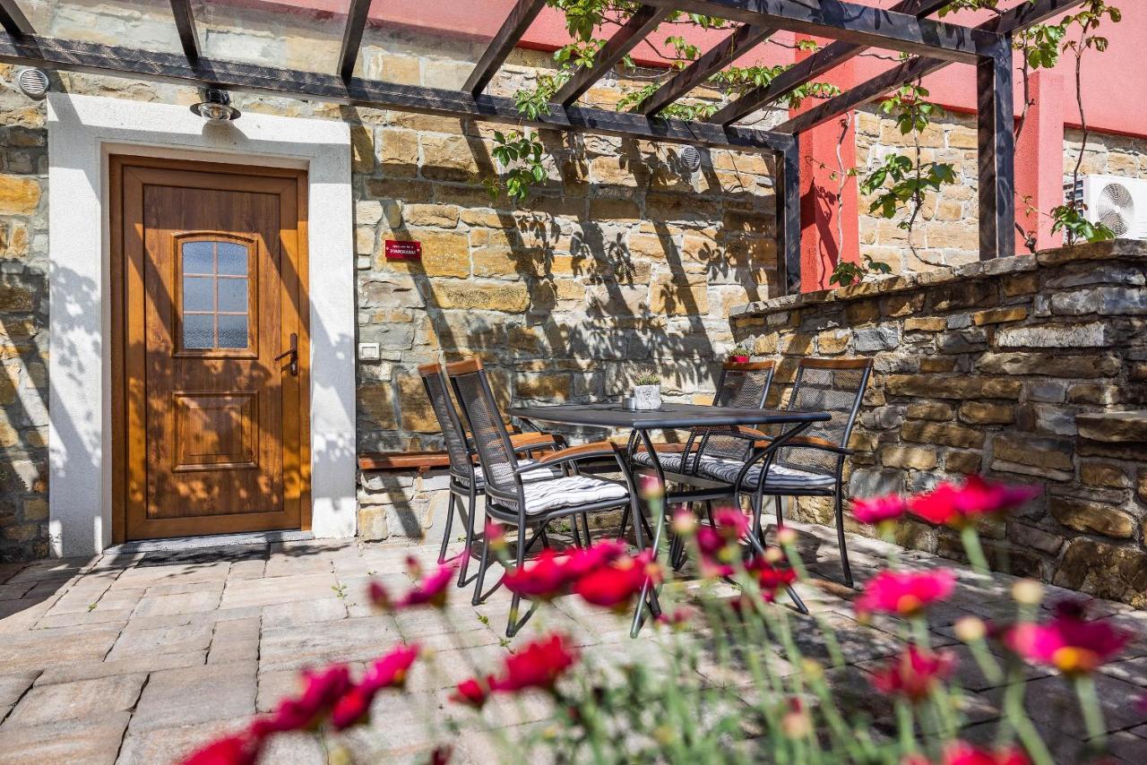 Ferienwohnung Tourist Farm RED FAIRYTALE Marezige Exterior foto