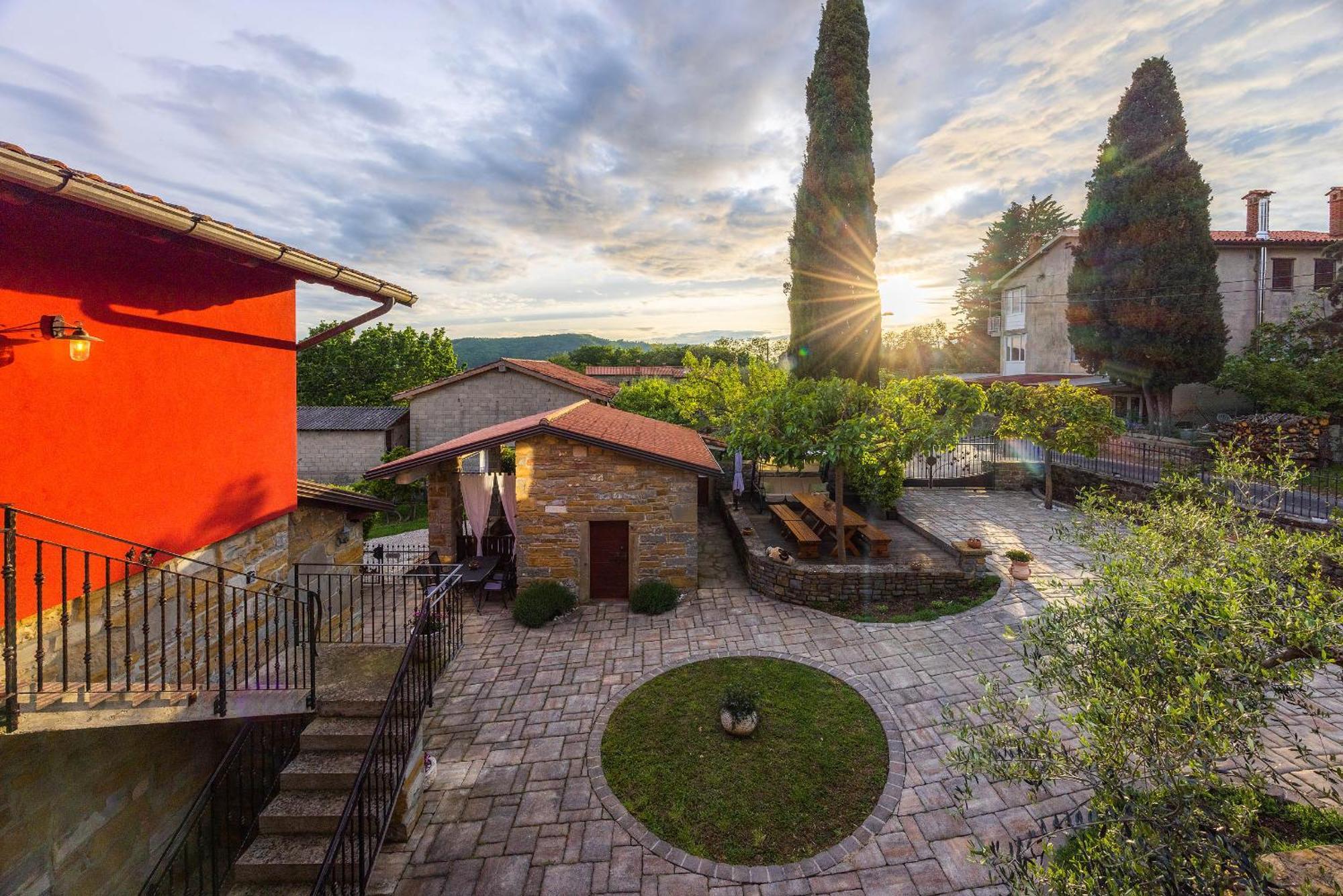 Ferienwohnung Tourist Farm RED FAIRYTALE Marezige Exterior foto