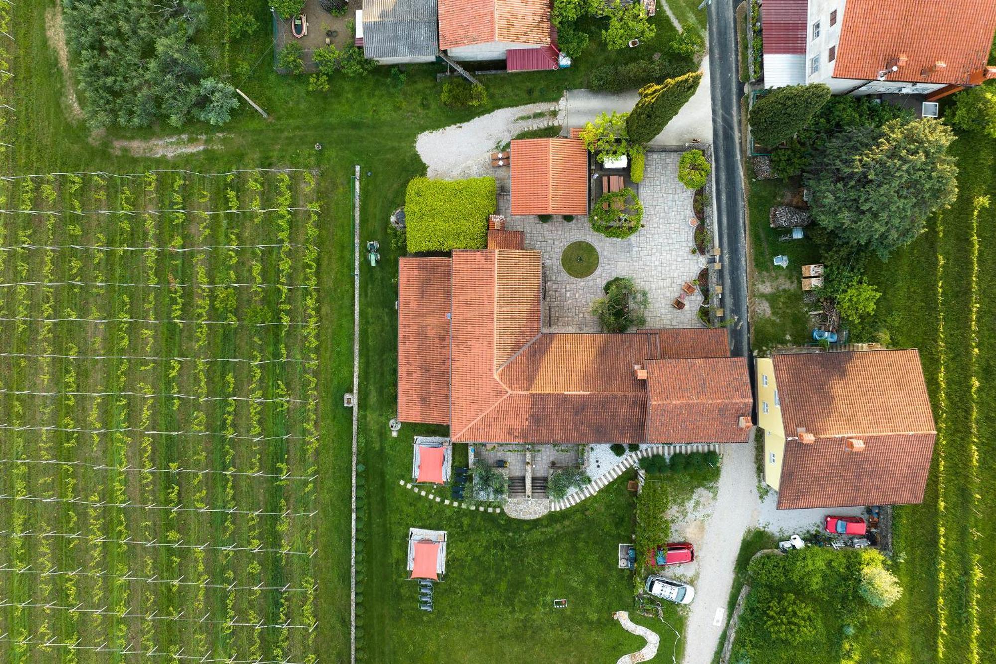 Ferienwohnung Tourist Farm RED FAIRYTALE Marezige Exterior foto